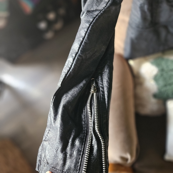 Womens Black Faux Leather Distressed Bomber Jacket Size Small Forever 21 - Picture 4 of 13